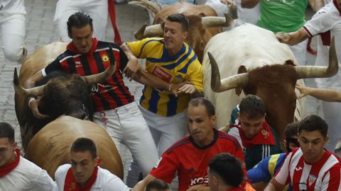 Varios mozos corriendo junto a los toros