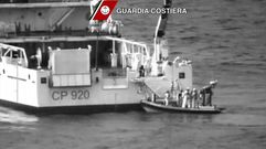 Im�genes de la Guaria Costiera durante las labores de rescate