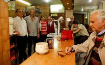El veterano hostelero ha cedido el testigo del Polvor�n a Gonzalo P�a y Suso Gonz�lez, en imagen, que, seg�n destacan, mantendr�n la filosof�a del negocio.