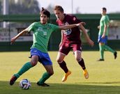 �ngel controla un bal�n en el centro del campo. 