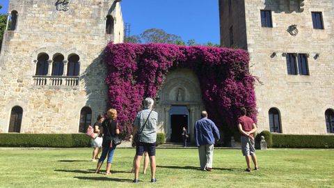 DE VISITA EN EL PAZO. Este viernes hubo cuatro viistas guiadas al pazo de Meirs