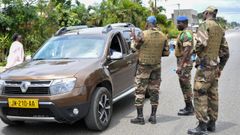 Militares en un control en Akanda, Gab�n.