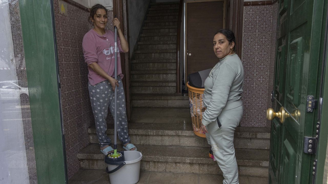 Las víctimas del fuego que casi acaba en tragedia en Santiago: «Nuestros hijos tienen miedo a que el edificio se vuelva a incendiar»