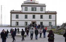 El Jueves Santo fue un d�a concurrido en la comarca: en la foto, visitantes, ese d�a, al faro fisterr�n. 