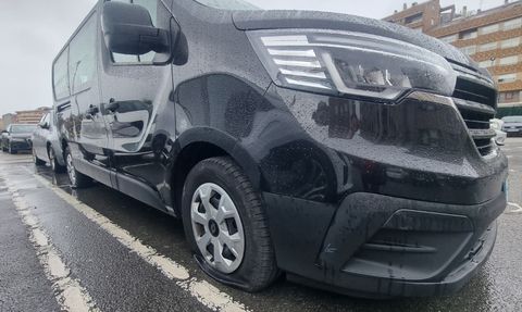 Ruedas pinchadas en diez coches junto a Bala�dos