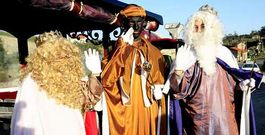 Los Reyes Magos recorrieron varias parroquias de Ponteceso a bordo del tren tur�stico que el concello comparte con Cabana y Laxe.