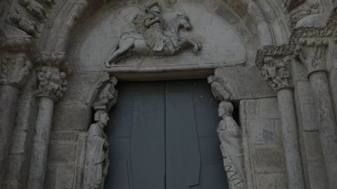Portada de la iglesia de Santiago de A Coru�a, con Santiago (izquierda) y san Juan en las jambas, y Santiago Ap�stol a caballo en el t�mpano