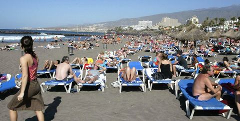 Los arousanos optan por mezclarse entre los miles de visitantes que cada ao acuden a las playas canarias. 