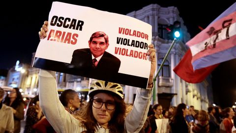 Grupos de manifestantes expresan su apoyo en las calles de San Jos�, capital de Costa Rica, a las mujeres que se atrevieron a denunciar al expresidente del pa�s
