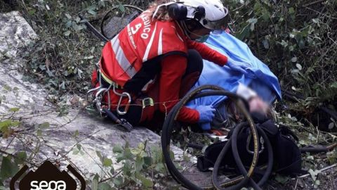Rescate de la mujer herida en el viaducto de Ser�n, en una zona de dif�cil acceso
