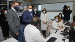 El conselleiro de Sanidade, Alberto Garc�a Comesa�a  charl� con los trabajadores del centro de salud de Os Mallos, Ana Zamora y Antonio Lorenzo, acompa�ado por la directora general de Planificaci�n y Reforma Sanitaria, Estrella L�pez-Pardo; el delegado de la Xunta, Gonzalo Trenor, y el gerente del �rea sanitaria A Coru�a-Cee, Luis Verde.