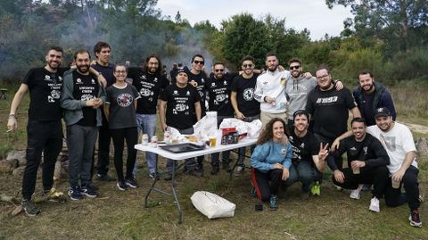 Un grupo de amigos disfrutando del magosto.