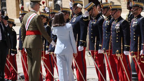 Don Felipe, vestido con uniforme de capitán general del Ejército de Tierra, y doña Letizia han llegado a la academia a las 11.30 horas.