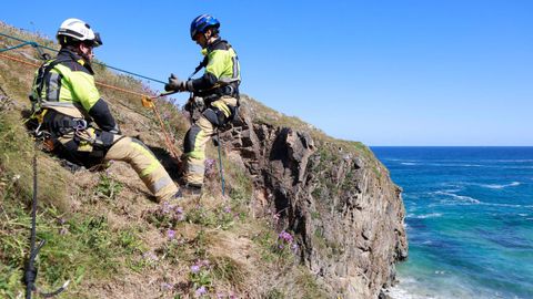 Los bomberos del SPEIS de Nar�n, en la formaci�n de rescate vertical por los acantilados de Pena Lopesa
