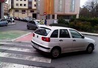 Piden al Concello que transforme cinco plazas de aparcamiento (arriba, a la derecha) en un nuevo carril y que coloque un stop
