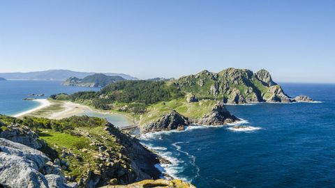 Cíes. La talasonimia del archipiélago es también una de las más ricas de Galicia. Hay nombres para las riberas de sus fondos y, sobre todo, para la «costa rochosa», explica Xosé Lois Vilar: O Malpaso, A Fonte do Peito, O Gordito, A Casa do Guardia o la del Tío Repolo son algunos de los microtopónimos que guardan las populares islas. Lo más curioso es que detrás de cada nombre hay una historia y un porqué