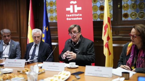 El director del Instituto Cervantes, Luis García Montero, segundo por la derecha, acompañado por el director del Observatorio Global del Español, Francisco Moreno, el director académico, Álvaro García Santa-Cecilia, y la catedrática de Derecho Constitucional en la Univiversidad de Sevilla Ruth Rubio.