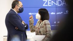 El conselleiro de Sanidade, Julio Garc�a Comesa�a, y la ministra de Sanidad, Carolina Darias, durante la visita a la planta de Zendal en O Porri�o