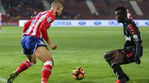 Longo conduce un bal�n frente al N�stic