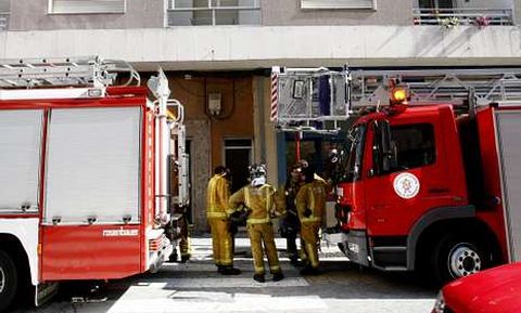 Un grupo de bomberos, durante una intervenci�n en el casco urbano de Ourense. 