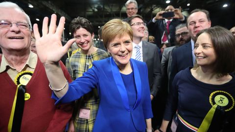 La fuerte victoria del partido de Nicola Sturgeon ha llevado a su lder a pedir ya que le permitan celebrar otro referendo de independencia.