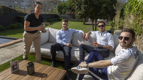 Tres amigos en un sofá exterior de la terraza-jardín del Tailor's Garden, en el hotel del mismo nombre del centro de Santiago.