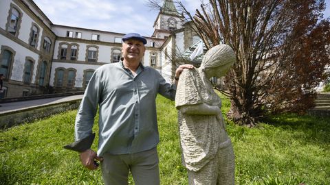 Carlos S�nchez, presidente de Detradi Galicia, este lunes, ante el Monumento a los Donantes del exterior del Hospital Provincial de Pontevedra