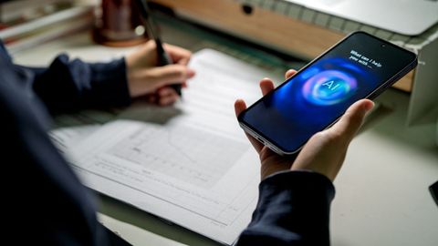 Una persona utilizando una aplicaci&oacute;n de IA.