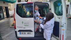 Voluntarios de la AECC de Pontevedra reparten alimentos entre 28 familias vulnerables de la provincia