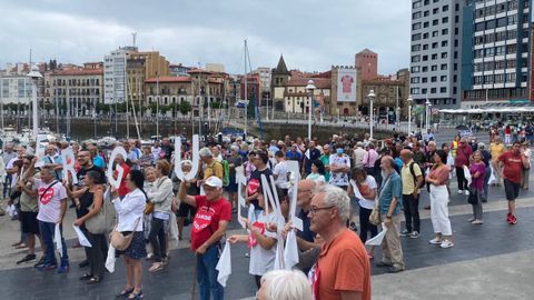 Concentracin en defensa de la sanidad pblica y contra la apertura de un hospital privado en Gijn, en 2022