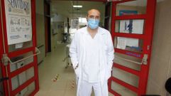 Pablo P�rez, en el centro de salud de As Pontes, donde hace dobles turnos, a veces con guardias, todas las semanas