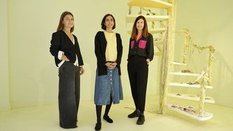 De izquierda a derecha: Susana Gonz�lez, directora del Centro de Arte FMJJ, Marina Gonz�lez Guerreiro, artista y creadora de �La escalera del caracol� y Rosa Lle�, cr�tica de arte