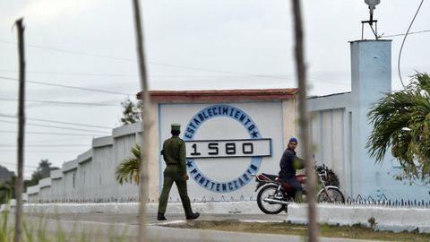 Fuerzas militares de Cuba custodian el acceso al Establecimiento Penitenciario 1580, en La Habana