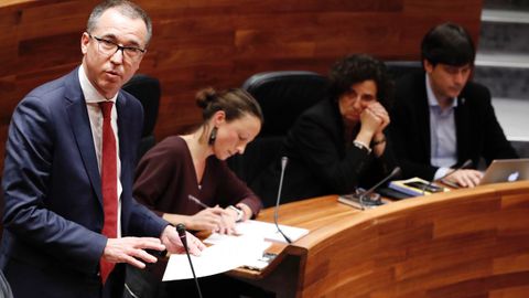 El consejero de Salud, Pablo Fernndez Muiz, durante un pleno de la Junta General del Principado