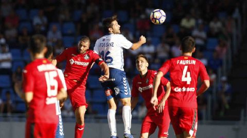 Aitor Sanz pelea un bal� a�reo ante el Getafe.
