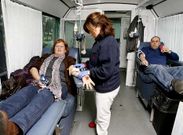 Una unidad m�vil para la donaci�n de sangre, en la Praza do Concello de Carballo, en el 2012. 