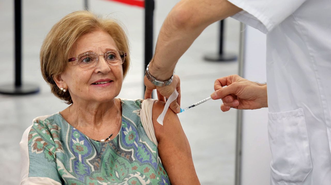 Sanidade da un mes más de plazo para vacunarse contra la gripe y el covid