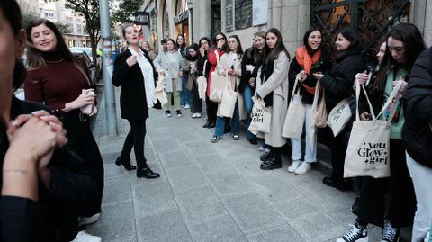 En el local de Doutor Teixeiro antiguamente ocupó la tienda Amichi se inauguró la primera tienda de Singularu en Santiago. La apertura generó una gran expectación el viernes en esta céntrica calle y a las cinco de la tarde ya se había formado una cola para entrar. El equipo de la tienda repartió un obsequio de bienvenida entre sus primeros clientes.