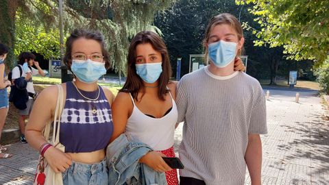 Ant�a Pereira, Claudia Prego y Alberto, estudiantes de Xornalismo