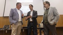 Alejandro L�pez, en el centro, antes de su intervenci�n 