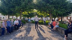 El presidente de la federaci�n vecinal en medio de la oratoria sobre los problemas de las l�neas de bus