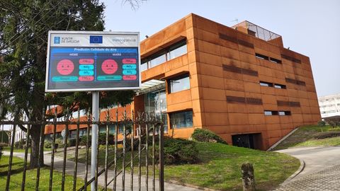 Pantalla de informaci�n meteorol�gica y de calidad del aire delante de la Conseller�a de Medio Ambiente, en San L�zaro, en Santiago