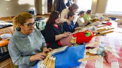 Curso de encaje de bolillos en la Casa da Cultura de O �zaro 