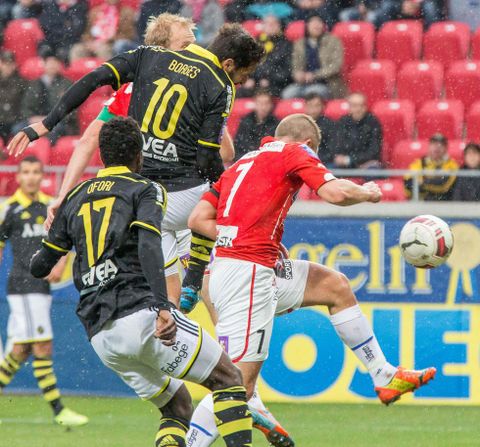 Borges cabecea para anotar gol que dio al AIK la clasificaci�n para la Liga Europa. 
