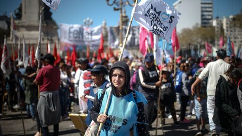 Miles de personas, convocadas por diversas organizaciones sociales, se congregan este mircoles ante el Congreso de Argentina, en Buenos Aires, para exigir que el Senado sancione un proyecto de emergencia alimentaria que ya fue aprobado por la Cmara de Diputados y que busca compensar los efectos de la crisis