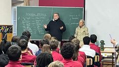 Un profesor presenta a los estudiantes del Torre de Lemos a Benedicta S�nchez, que fue al colegio con su estatuilla de los Goya