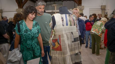 Exposición de vestidos con materiales de reciclaje que se puede ver en la Capela de Santa María de Lugo