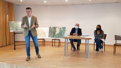 El conselleiro de Medio Rural explic� a los vecinos de Arnoia las ventajas de unir sus terrenos en un pol�gono agroforestal