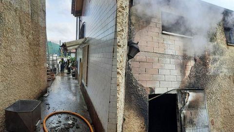 Incendio en una f�brica de embutidos de Nore�a