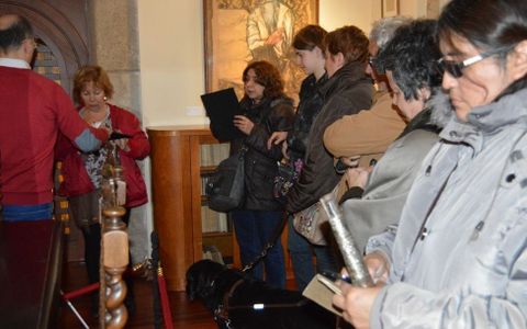 Los invidentes tocaron libros y maquetas en el museo Valle-Incln.